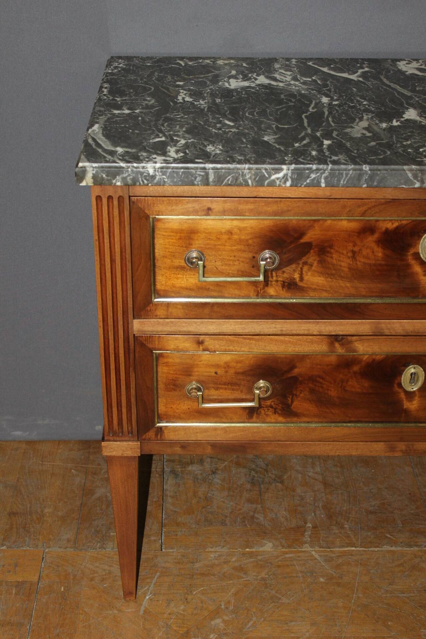 Commode Sauteuse Louis XVI en Noyer Fin XVIIIe