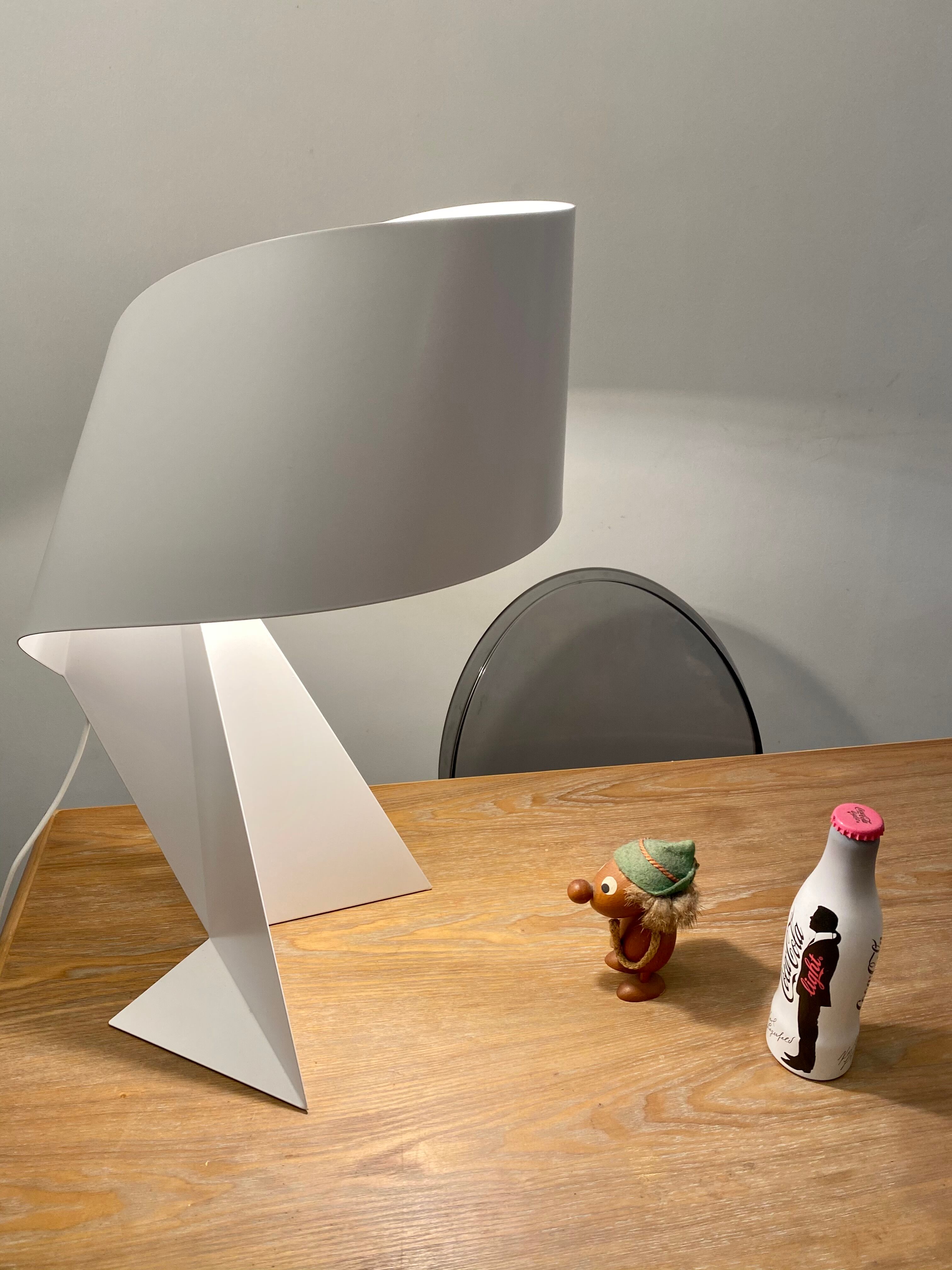 Ribbon lamp design Claire Norcross white laqué steel