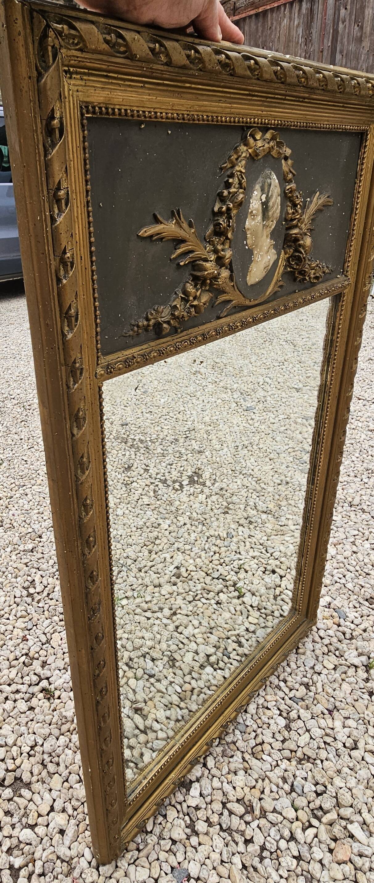 Miroir trumeau à decor d'un médaillon de femme 106cm haut