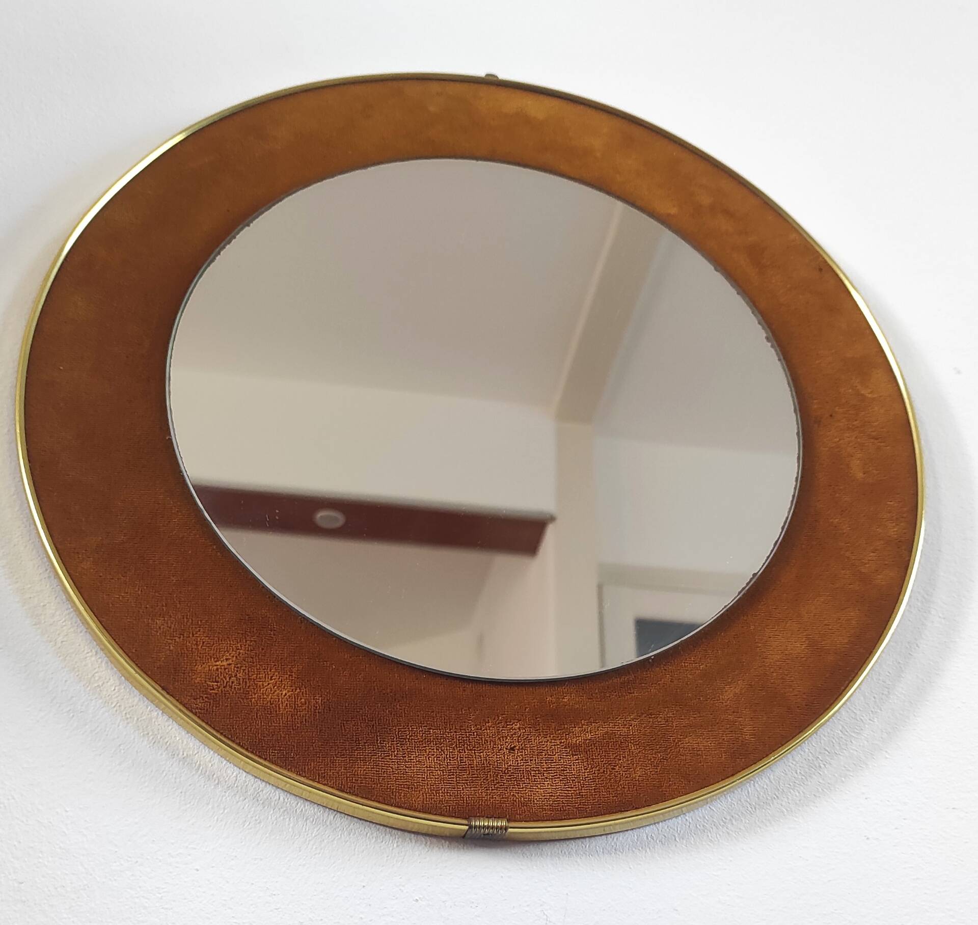 Vintage round mirror in brass and velvet