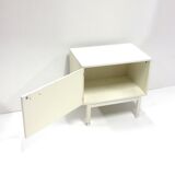 Ensemble de deux tables de chevet blanches vintage fabriquées dans les années 70