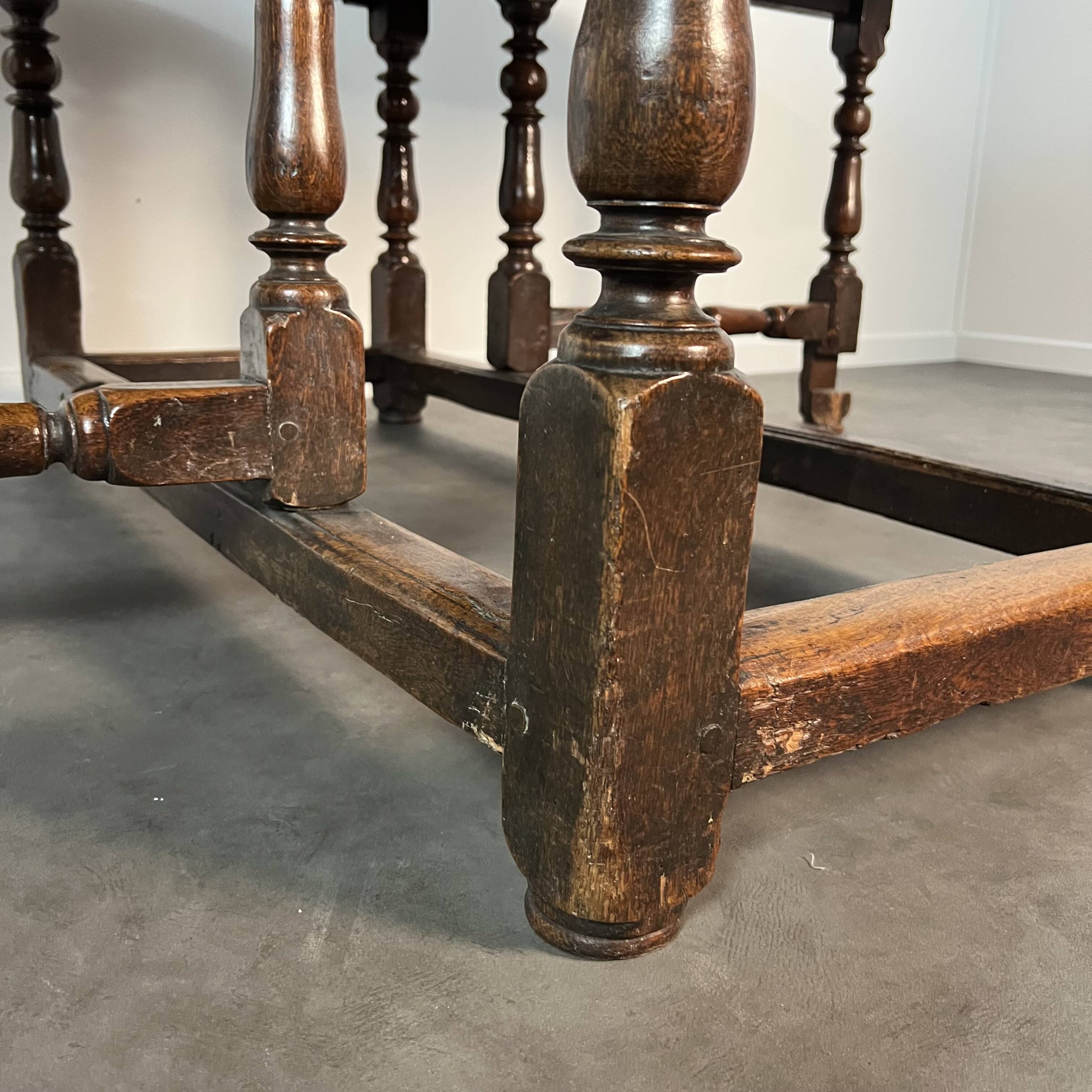 18th-century oak Gateleg drop-leaf dining table
