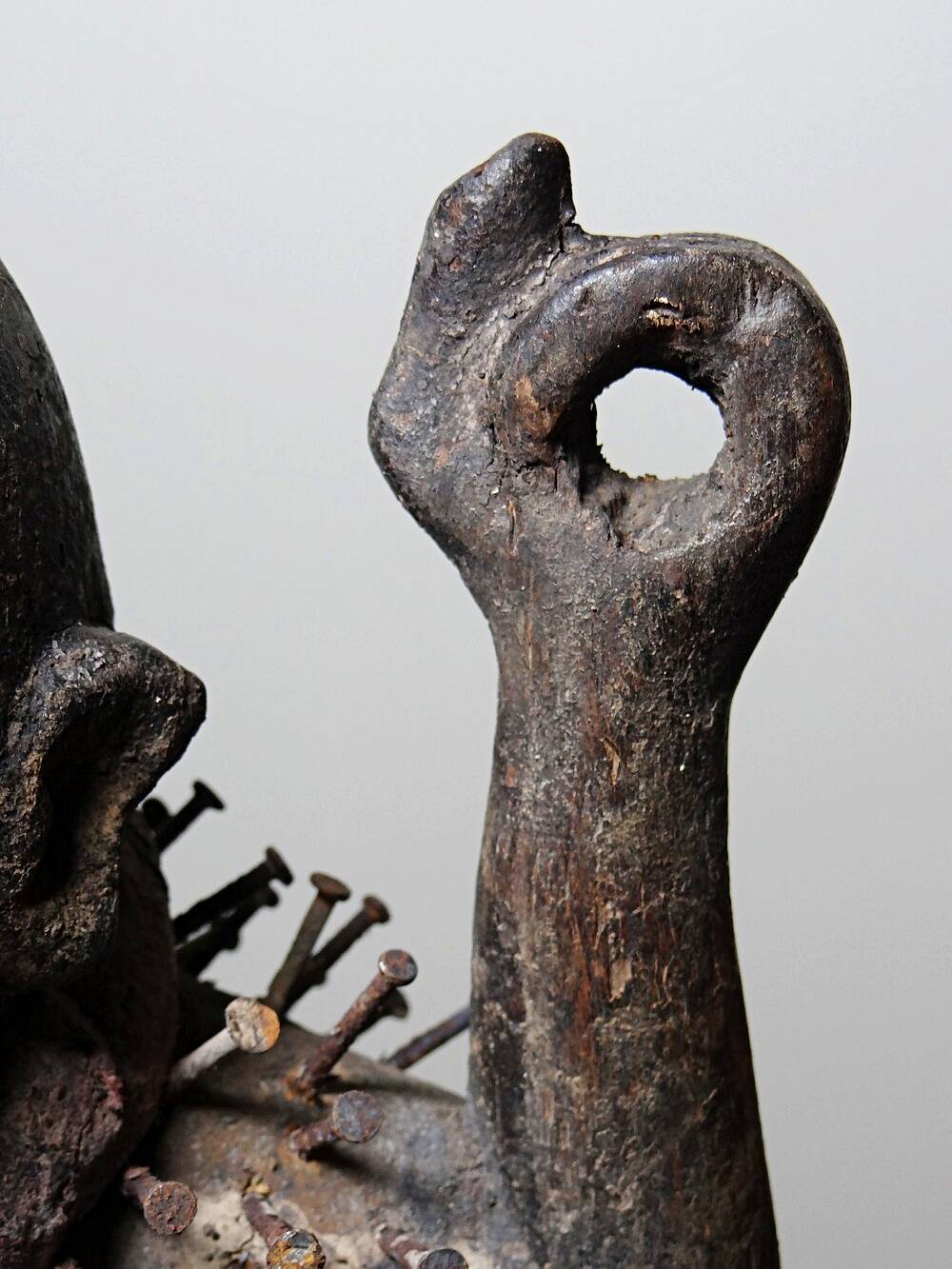 Fétiche à clous Nkisi Nkonde, peuple Kongo, Congo, milieu XXᵉ siècle