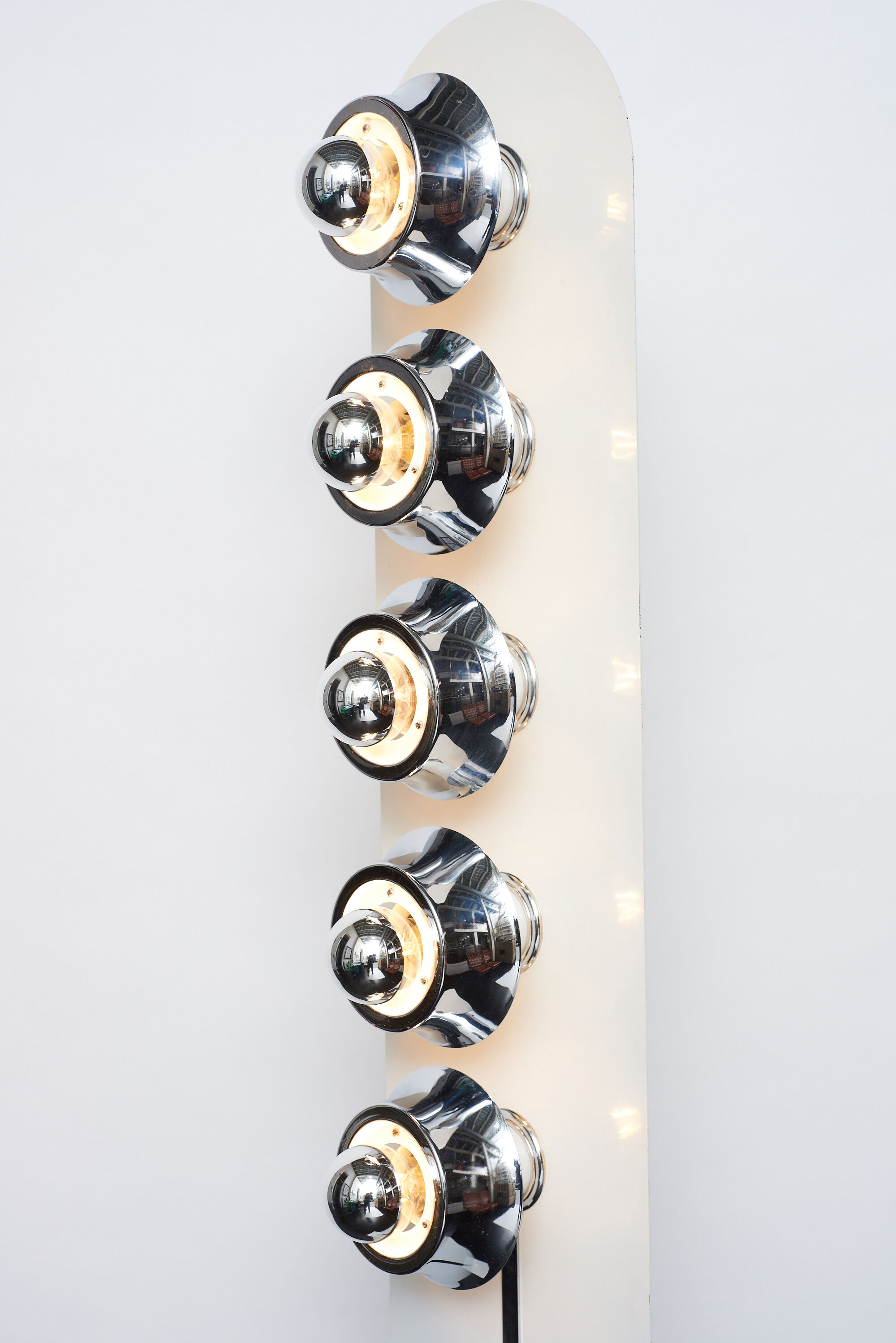 Space age rotating column with 5 lights