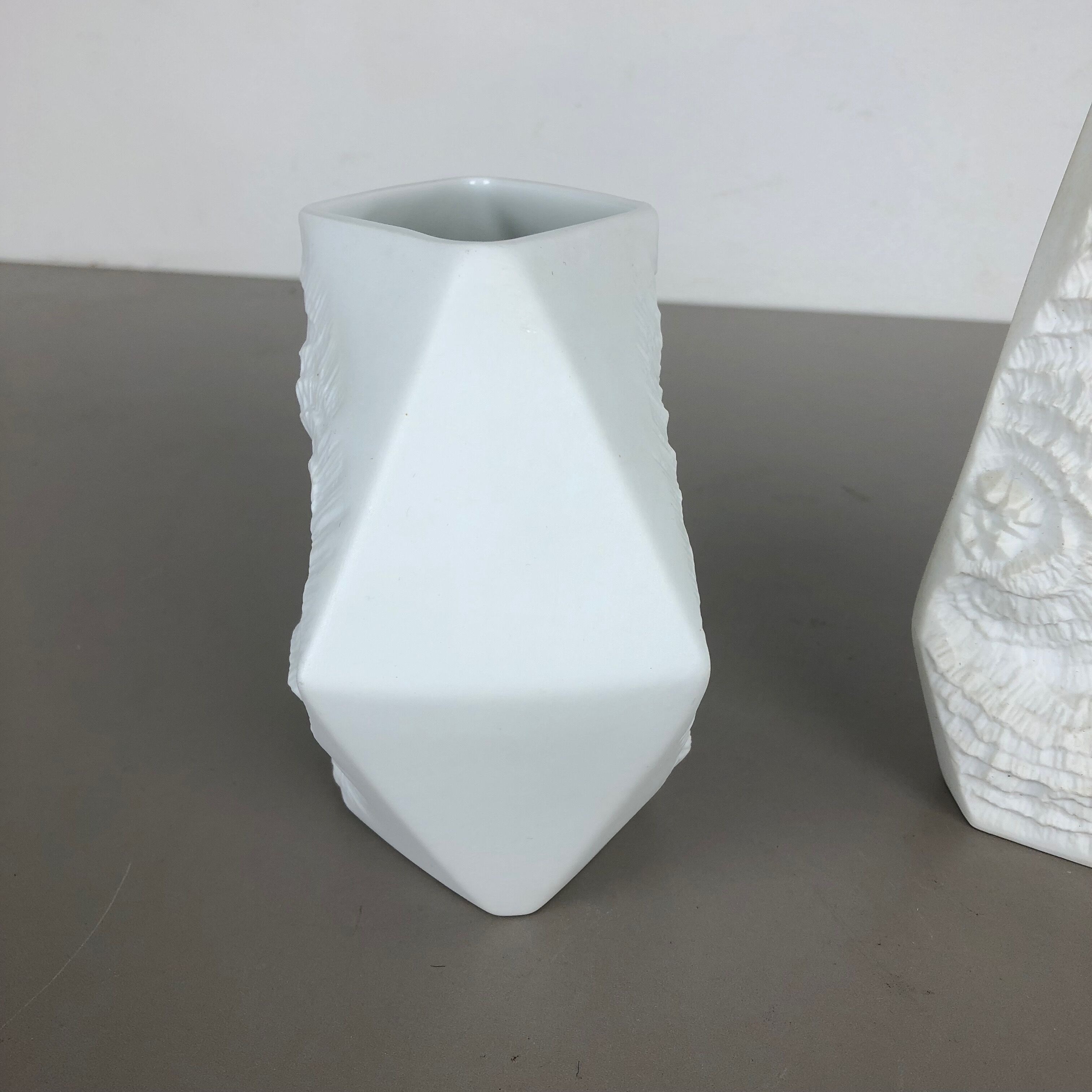 Ensemble de 2 vases originaux de porcelaine d'art d'art d'OP par AK Kaiser Allemagne années 70