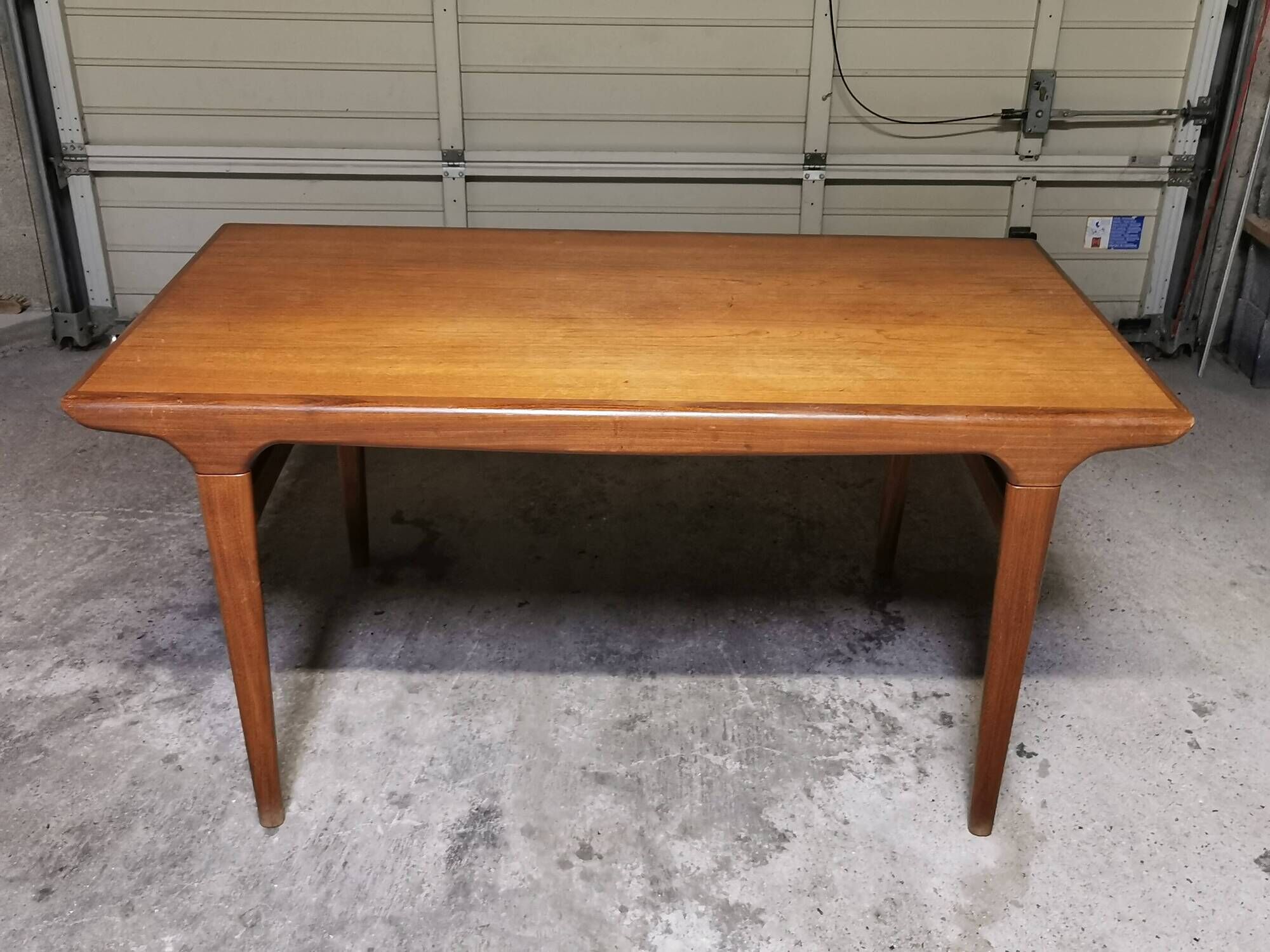 Vintage Scandinavian design table in Teak asymmetric extension by Johannes Andersen 1960