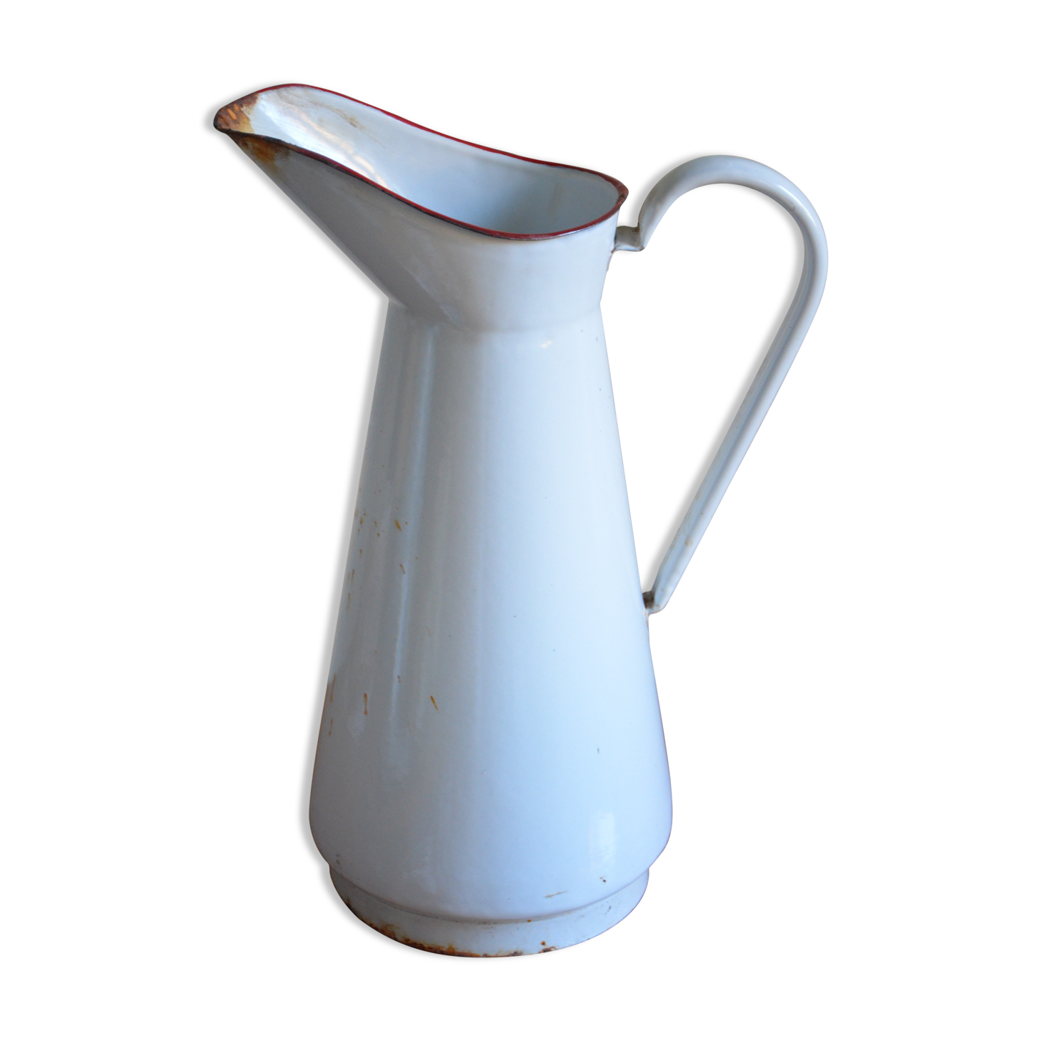 White enamelled broc with red liseret