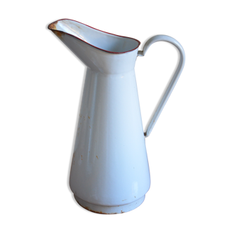 Broc émaillé blanc au liseret rouge