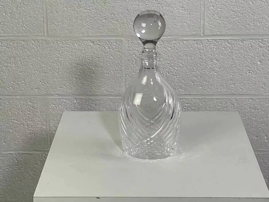 Carafe ancienne en verre sculpté