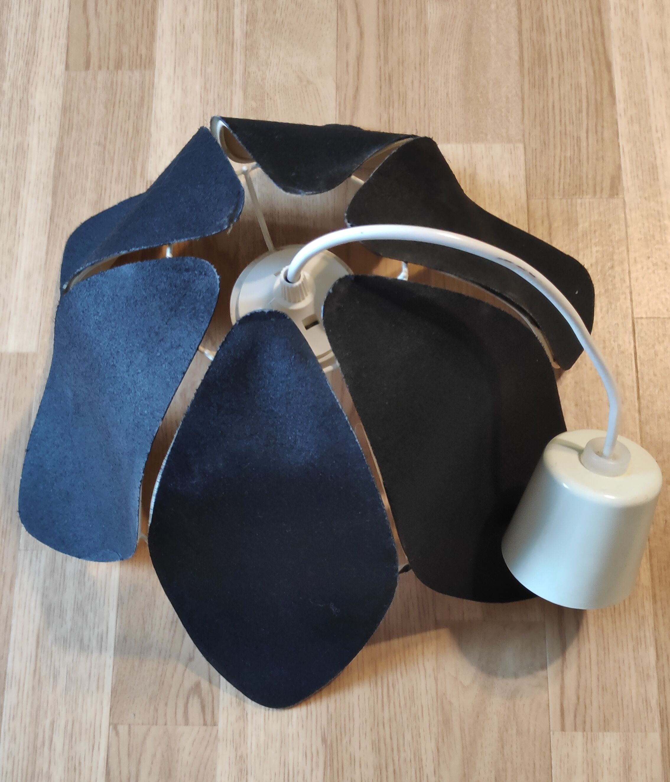 Suspension 6 black lotus petals