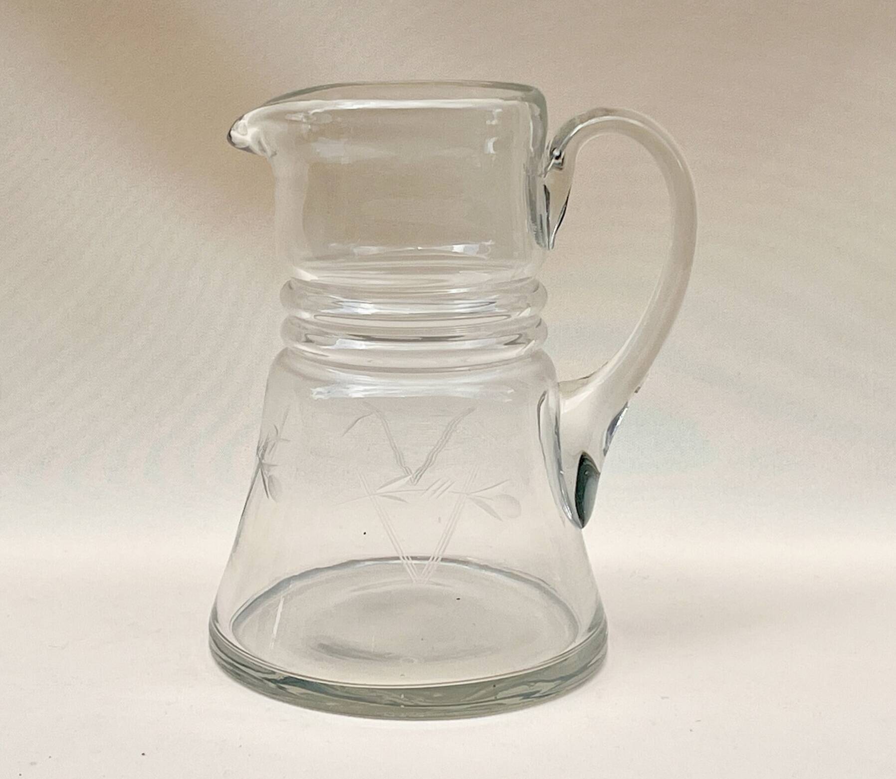 Ancienne carafe  pichet en verre soufflé  décor de feuilles ciselées 1940