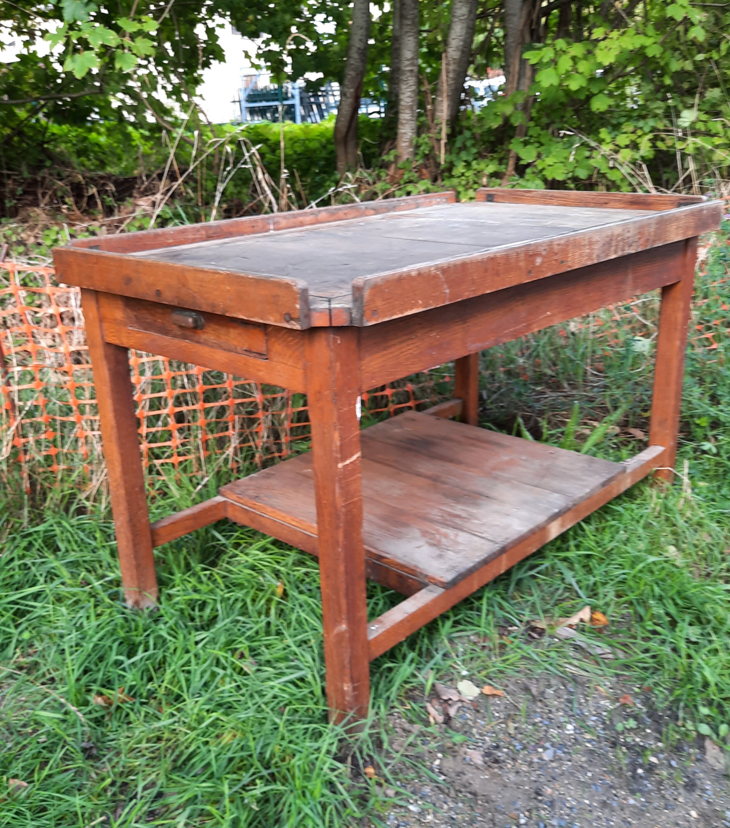 Trade table in chene