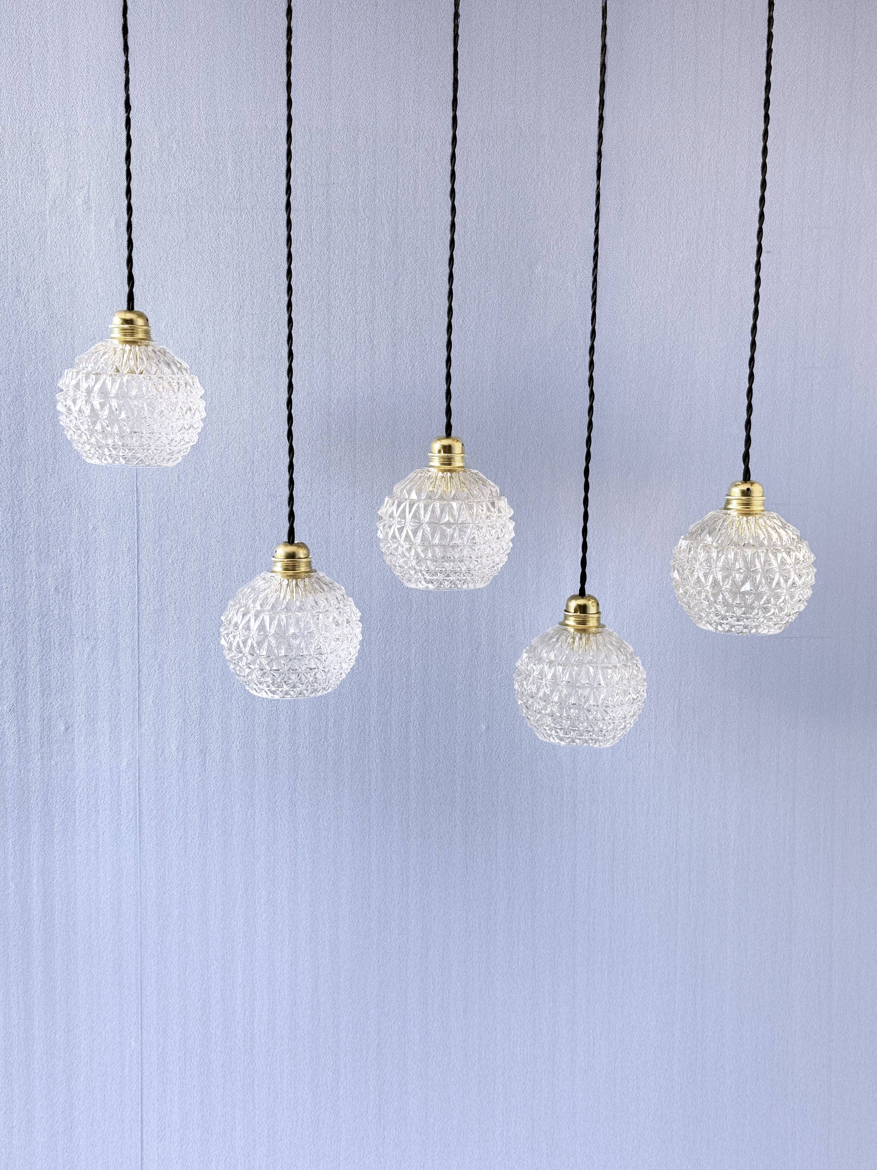 Lot de 5 suspensions boules en verre taillé et laiton