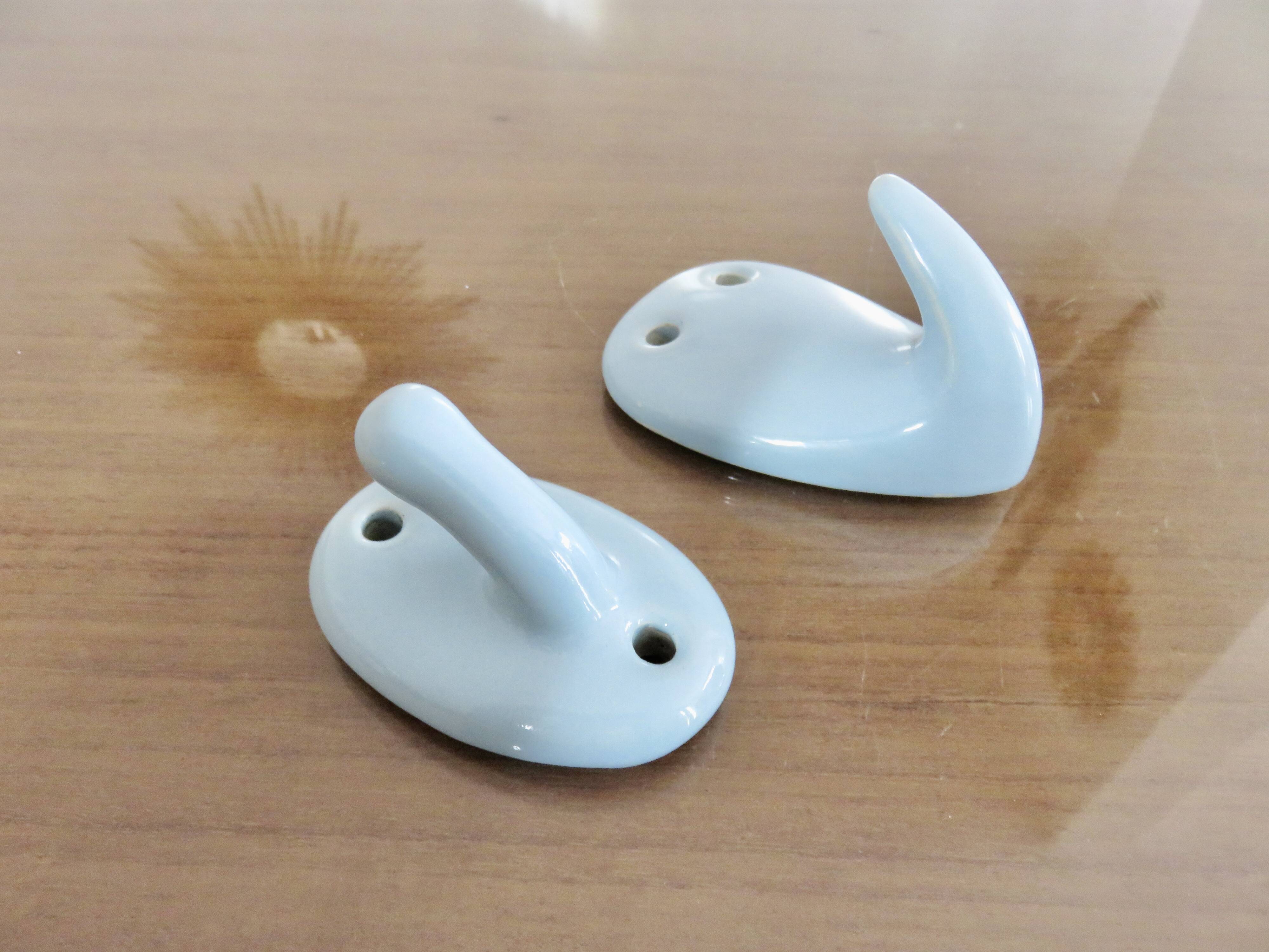 Patère art déco en porcelaine bleu pâle années 30 40