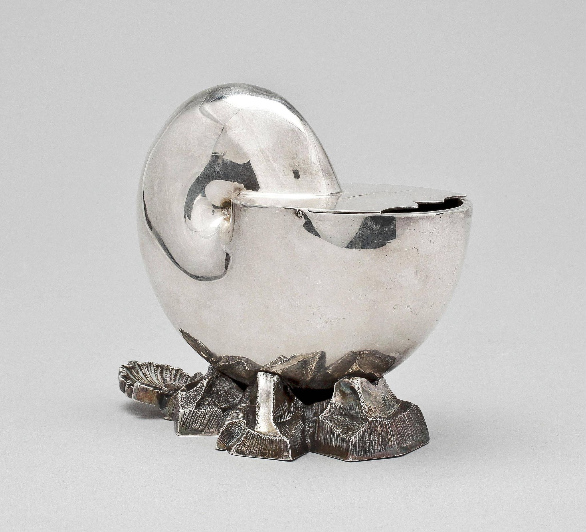 Boat sauce boat on rock, England, 1920 stamped