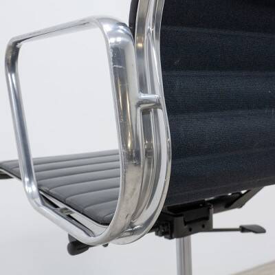 Vitra Aluminum Chair EA 118