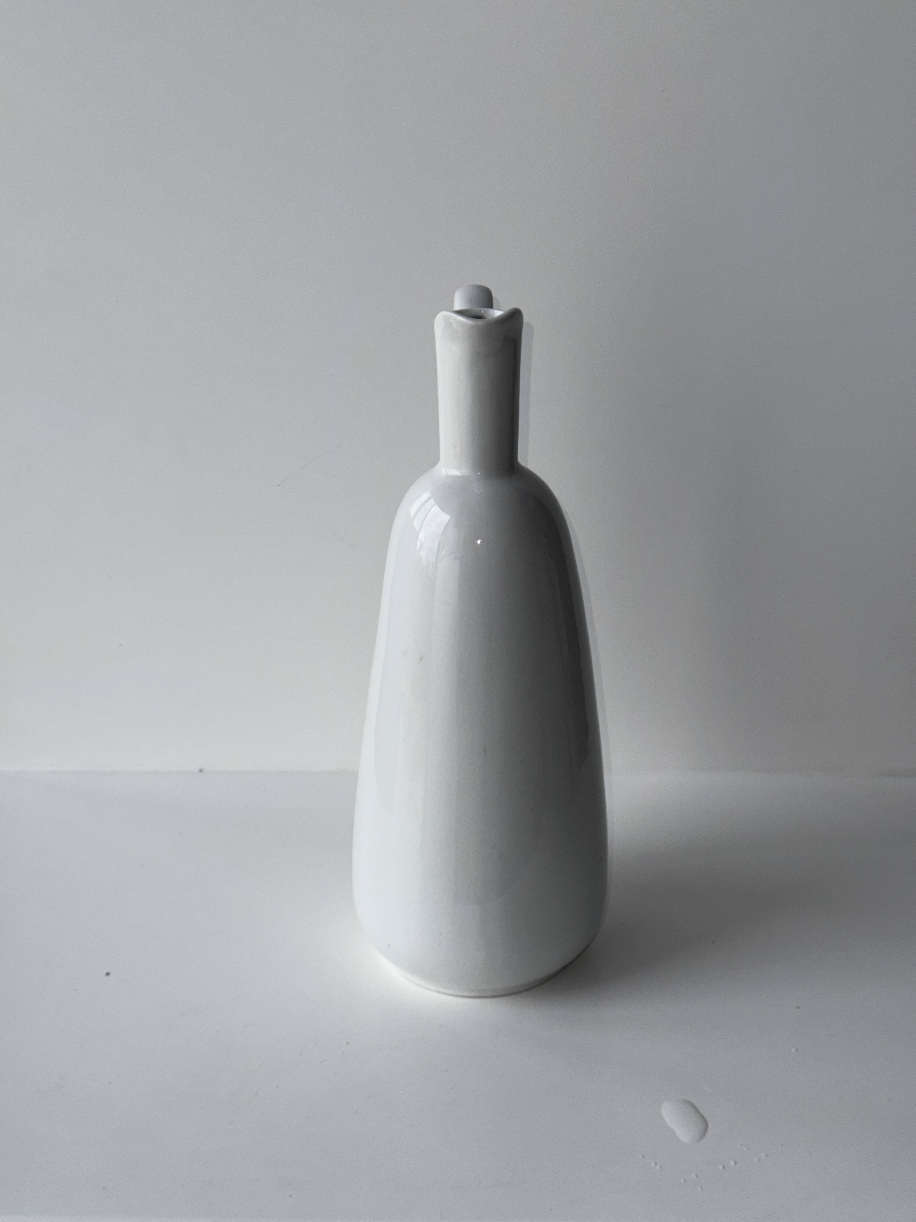 White porcelain ewer H26