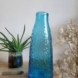 Carafe en verre bleu