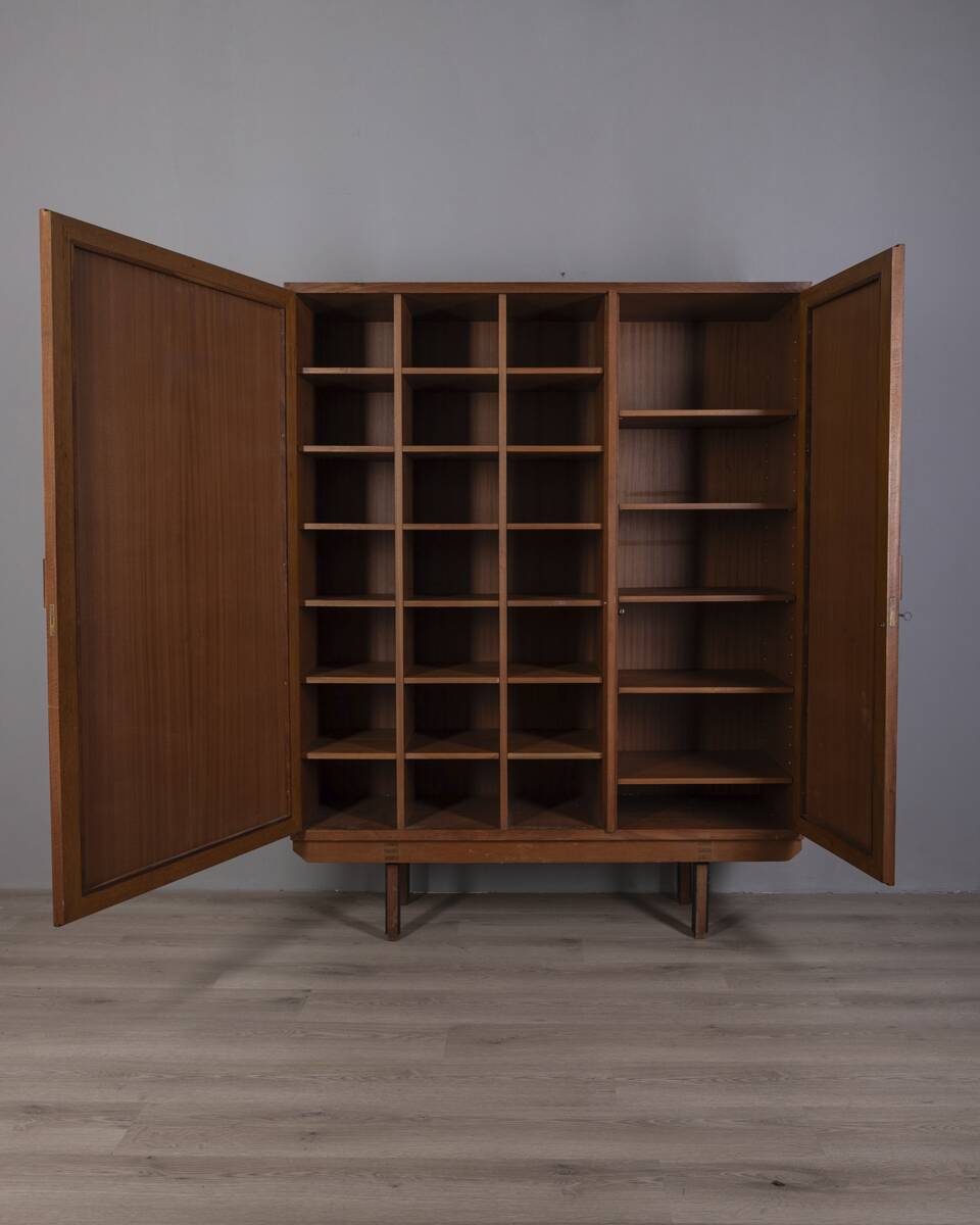 Meuble en bois à deux portes des années 1960, recouvert de tissu, de style italien.