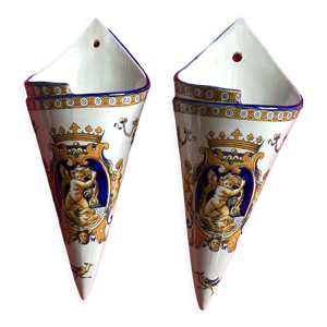 Paire de cornets muraux en faïence