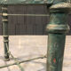 Table d’appoint en fer et verre patine antique