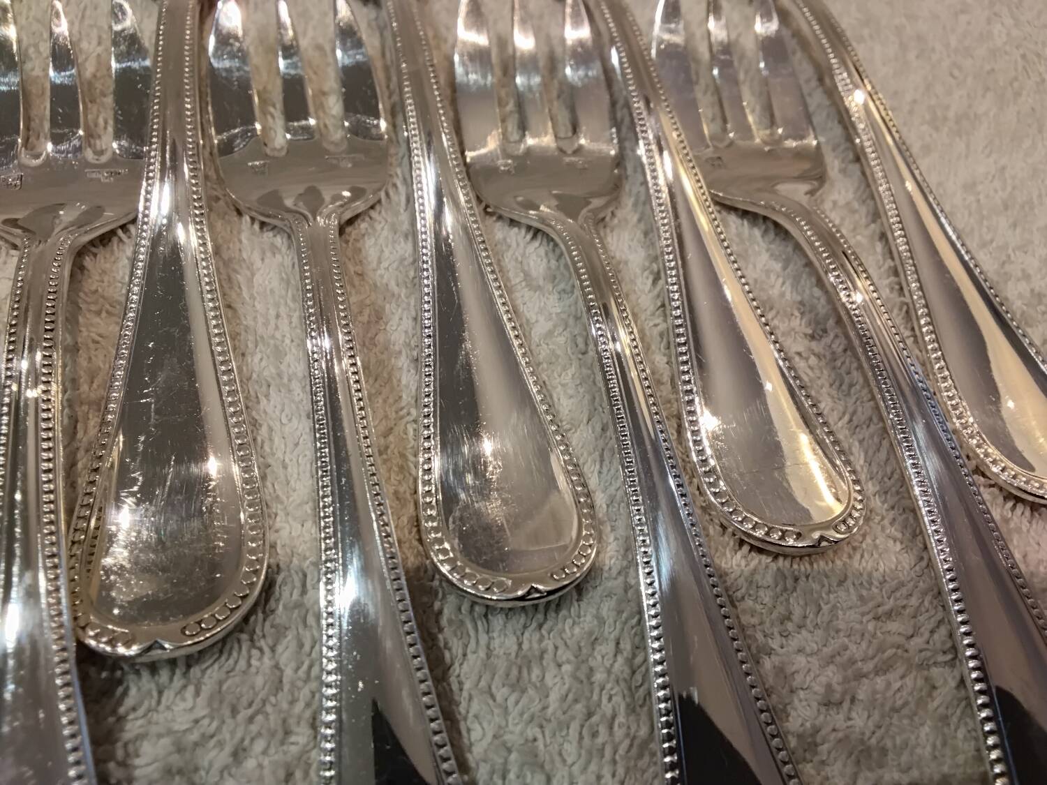 12 silver-plated oyster forks by the silversmith Ercuis, 12.2 cm