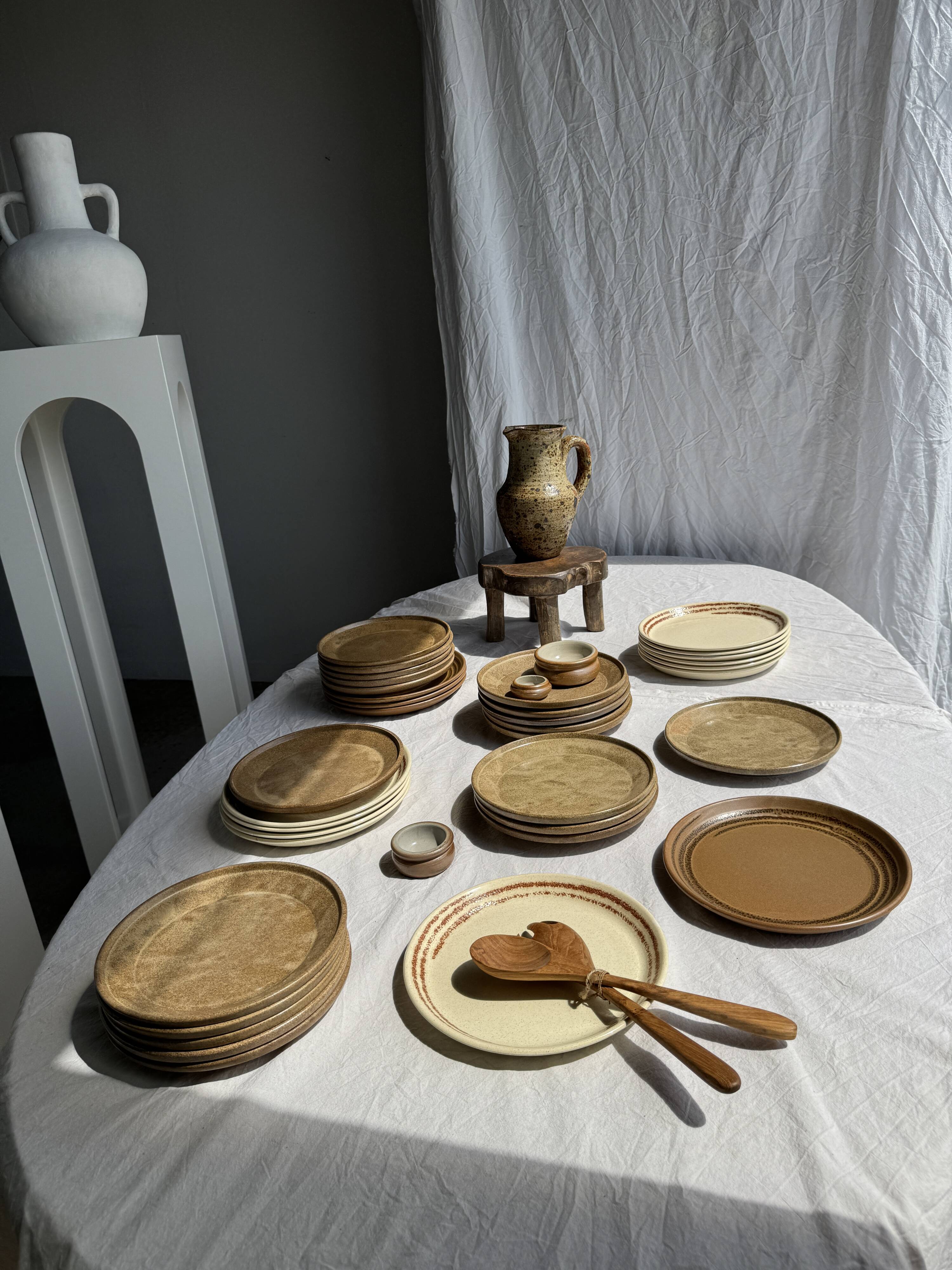 4 assiettes en grès brun