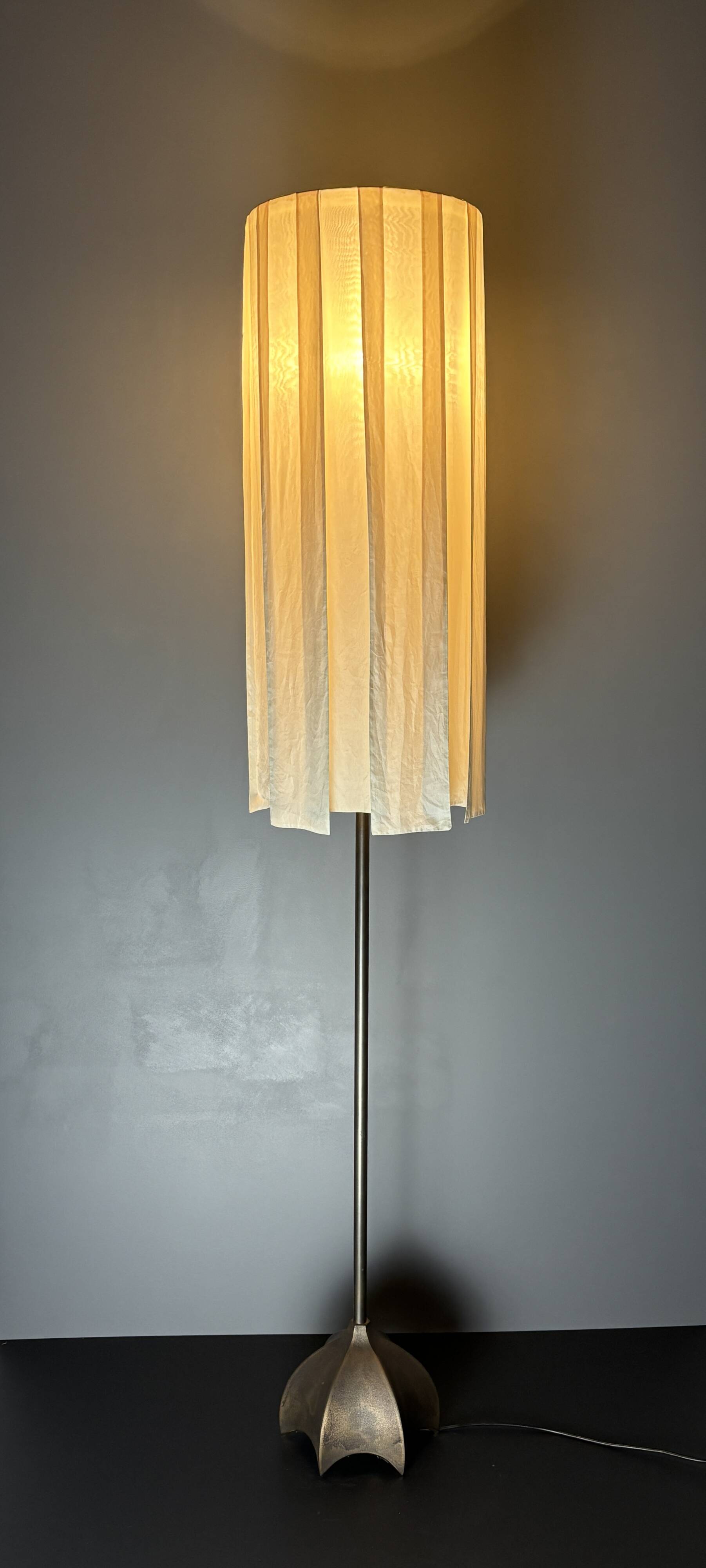 Brutalist bronze floor lamp, Dutch design by Jan des Bouvrie for Quasar