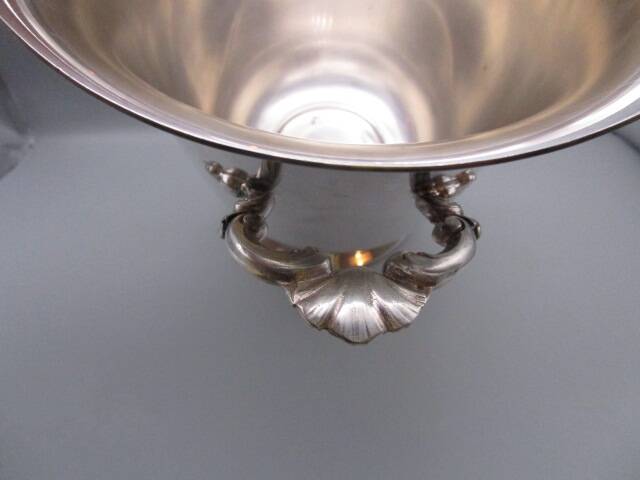 Antique silver-plated champagne bucket in the Médicis style.