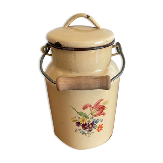 Enamelled sheet metal pot with lid and wooden handle country décor