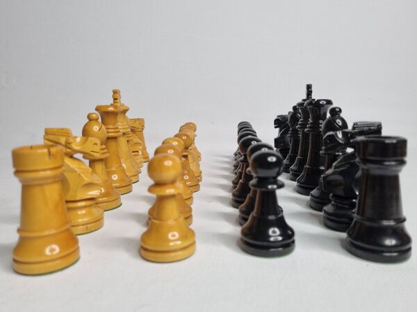 Jeu d’échecs Staunton en bois laqué – Roi 10 cm – El Corte Inglés