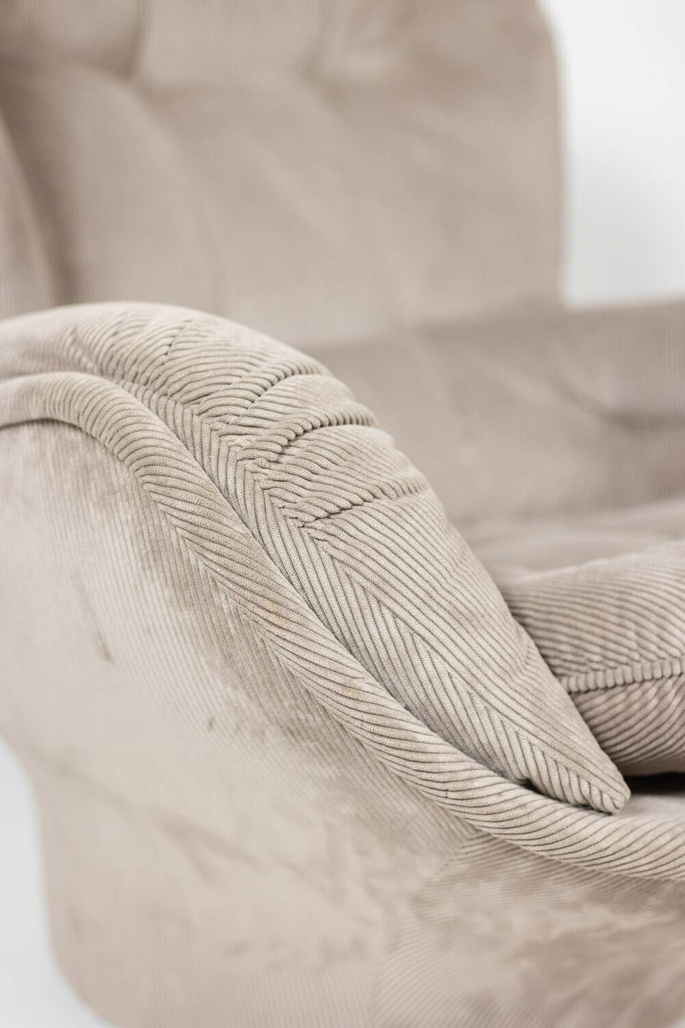 "Karaté" armchair in velvet by Michel Cadestin for Airborne, circa 1970.