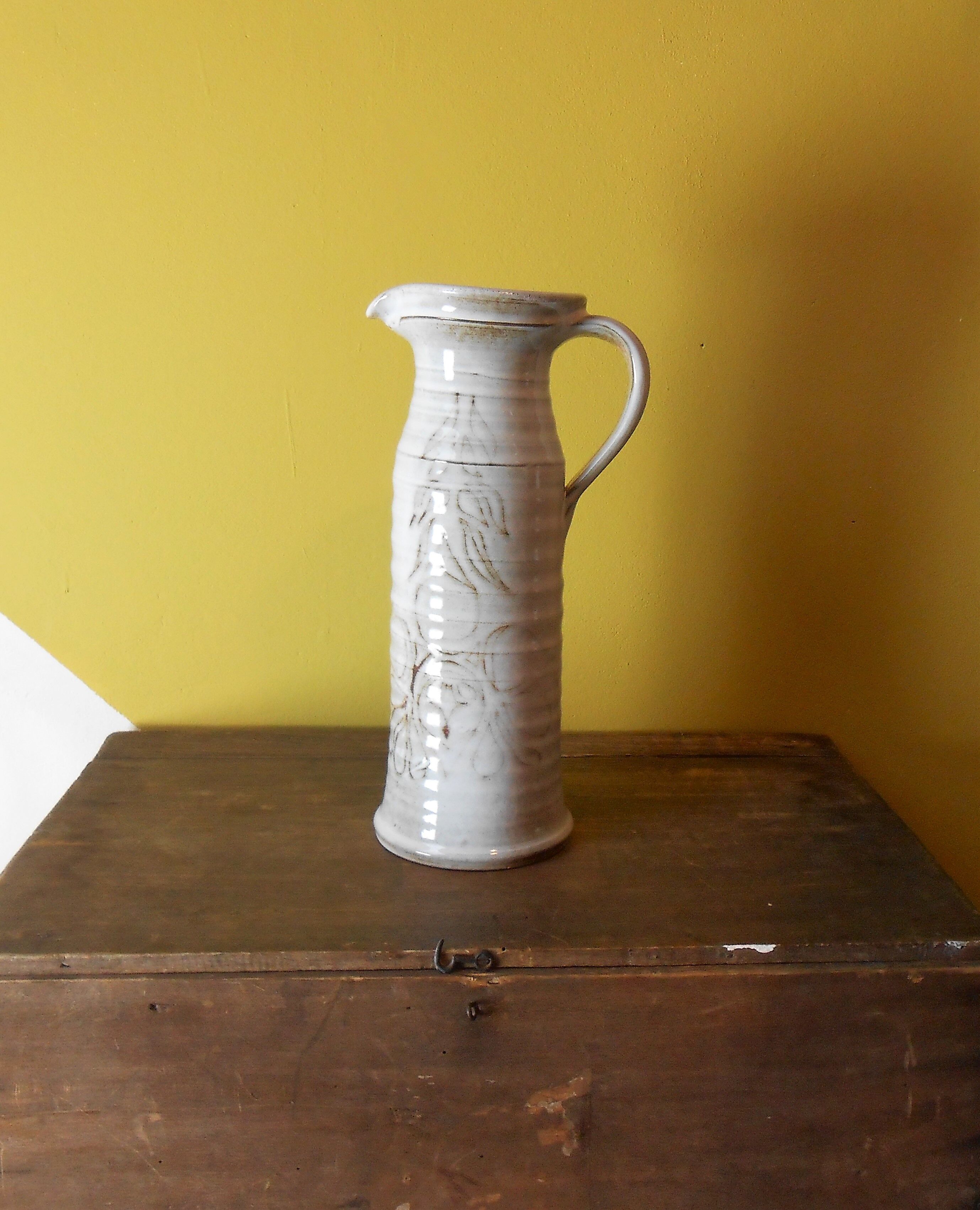 Pitcher ceramic
