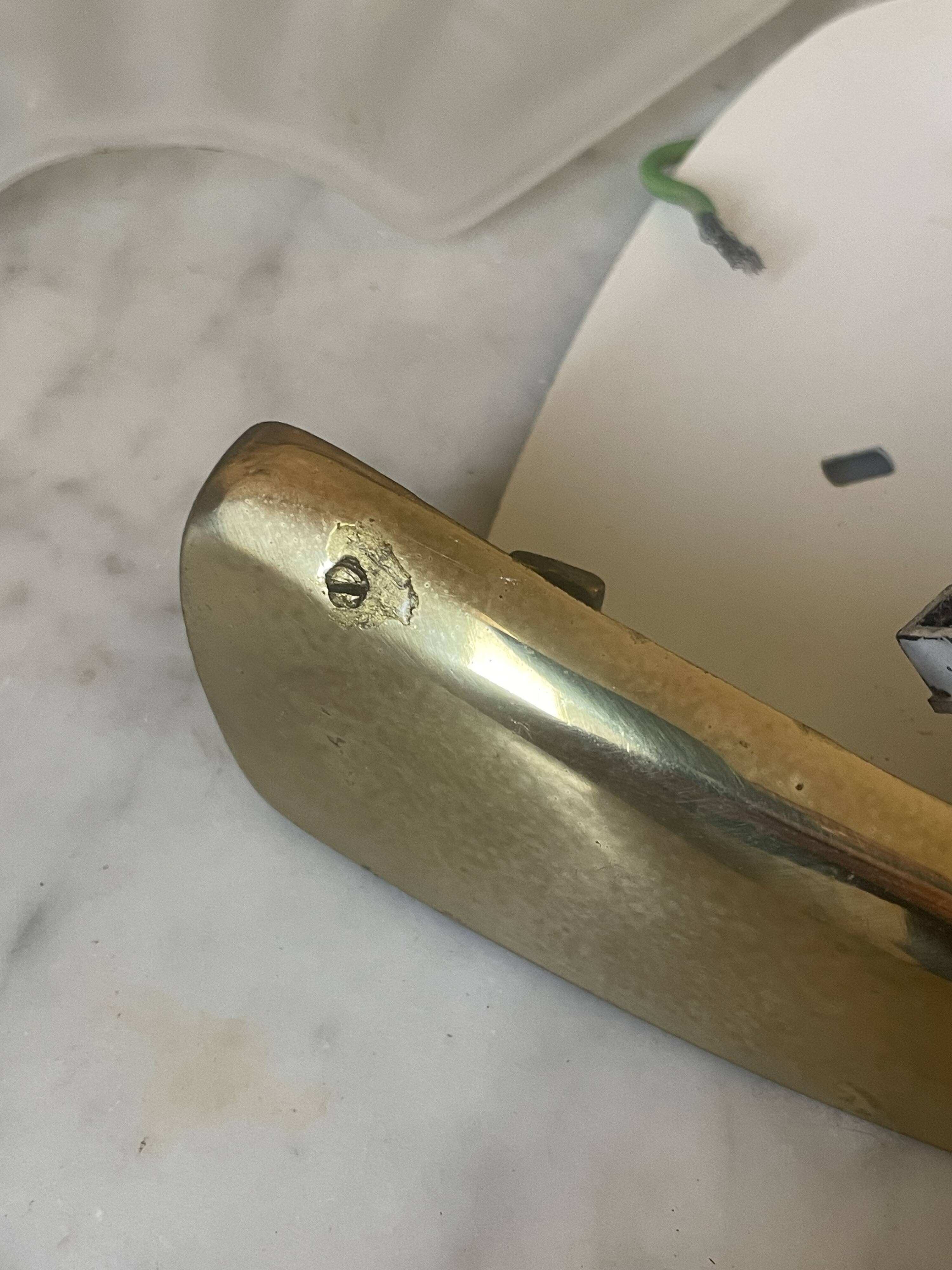 Shell-shaped wall light in Art Deco style with frosted glass and gilded bronze.