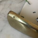 Shell-shaped wall light in Art Deco style with frosted glass and gilded bronze.