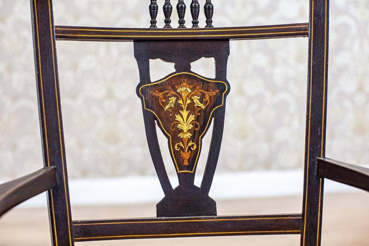 Fauteuil anglais ancien avec dossier décoratif, années 1890.