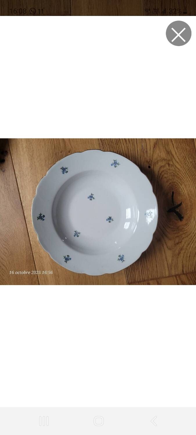 8 vintage soup plates