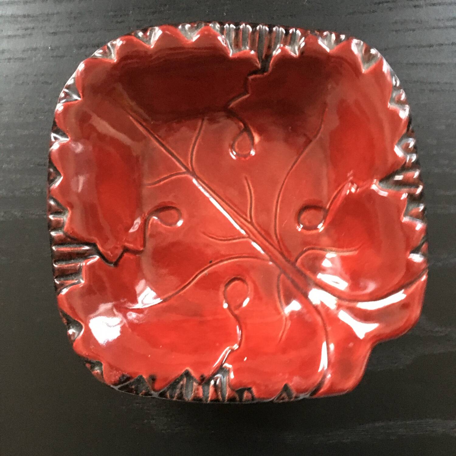 Burgundy leaf emptier