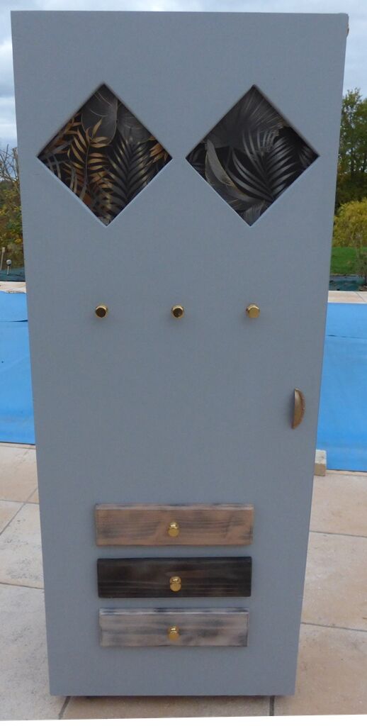 Atypical cabinet with several shelves with wheels