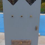 Armoire atypique à plusieurs étagères à roulettes