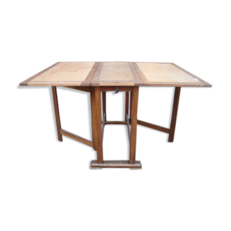 Folding table