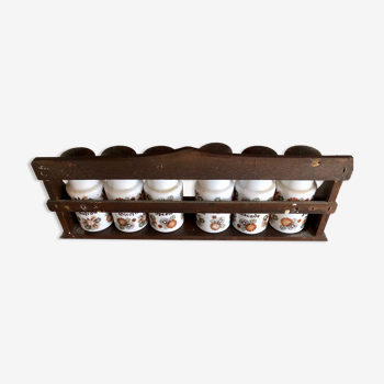 Spice pots with shelf