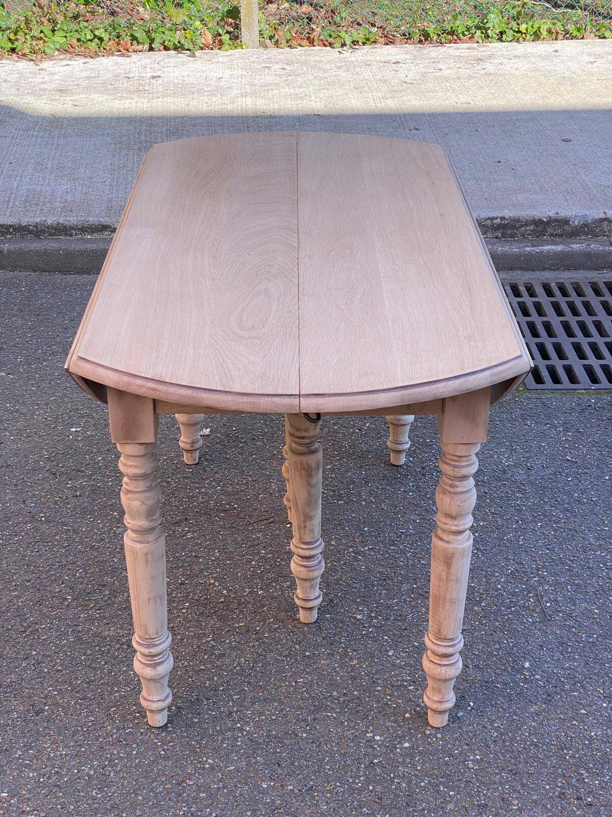 Louis Philippe round extendable dining table with renovated leaves and 4 extensions.