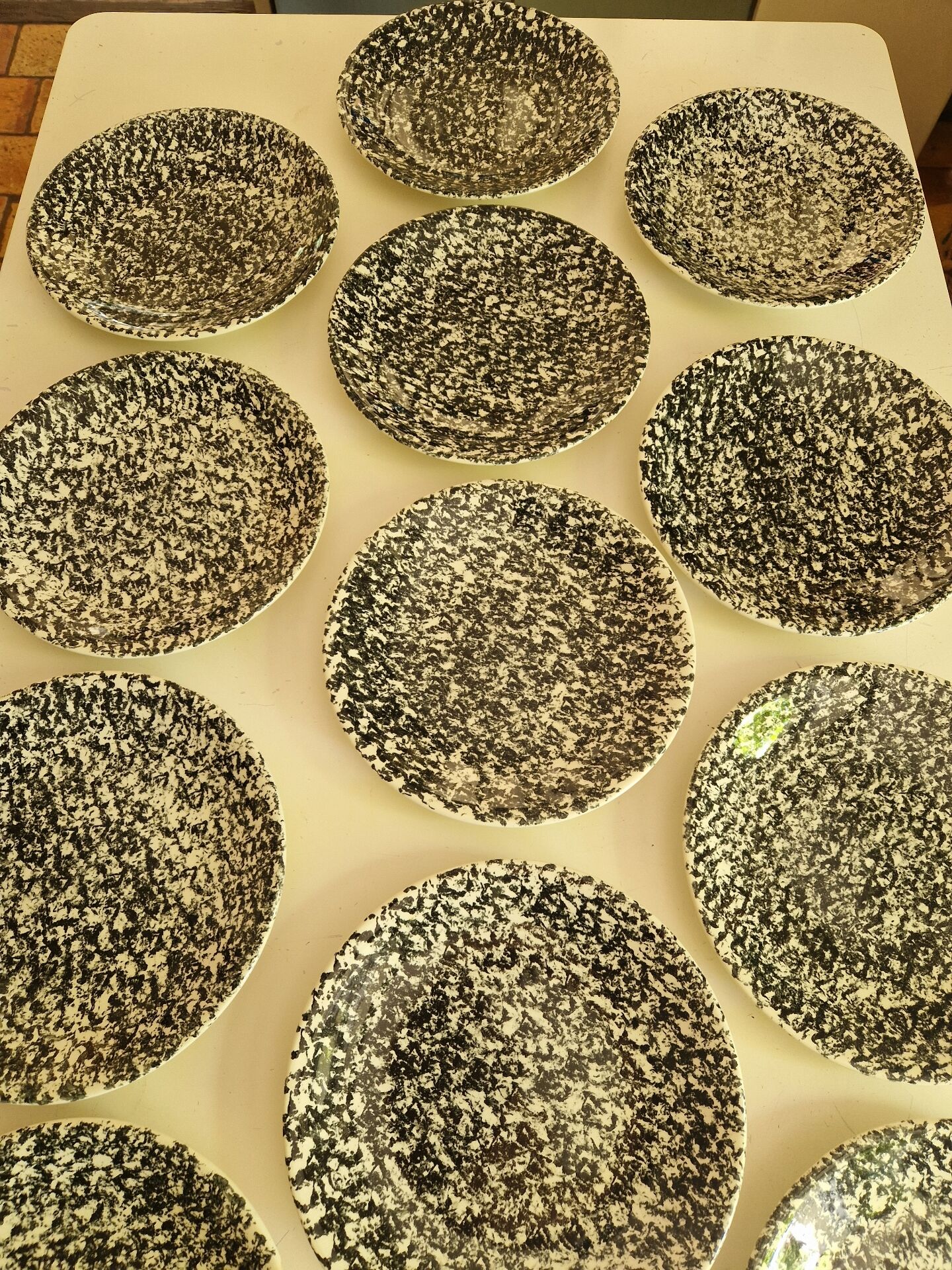 12 assiettes plates moucheté noir manufacture Chantilly France
