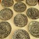 12 assiettes plates moucheté noir manufacture Chantilly France