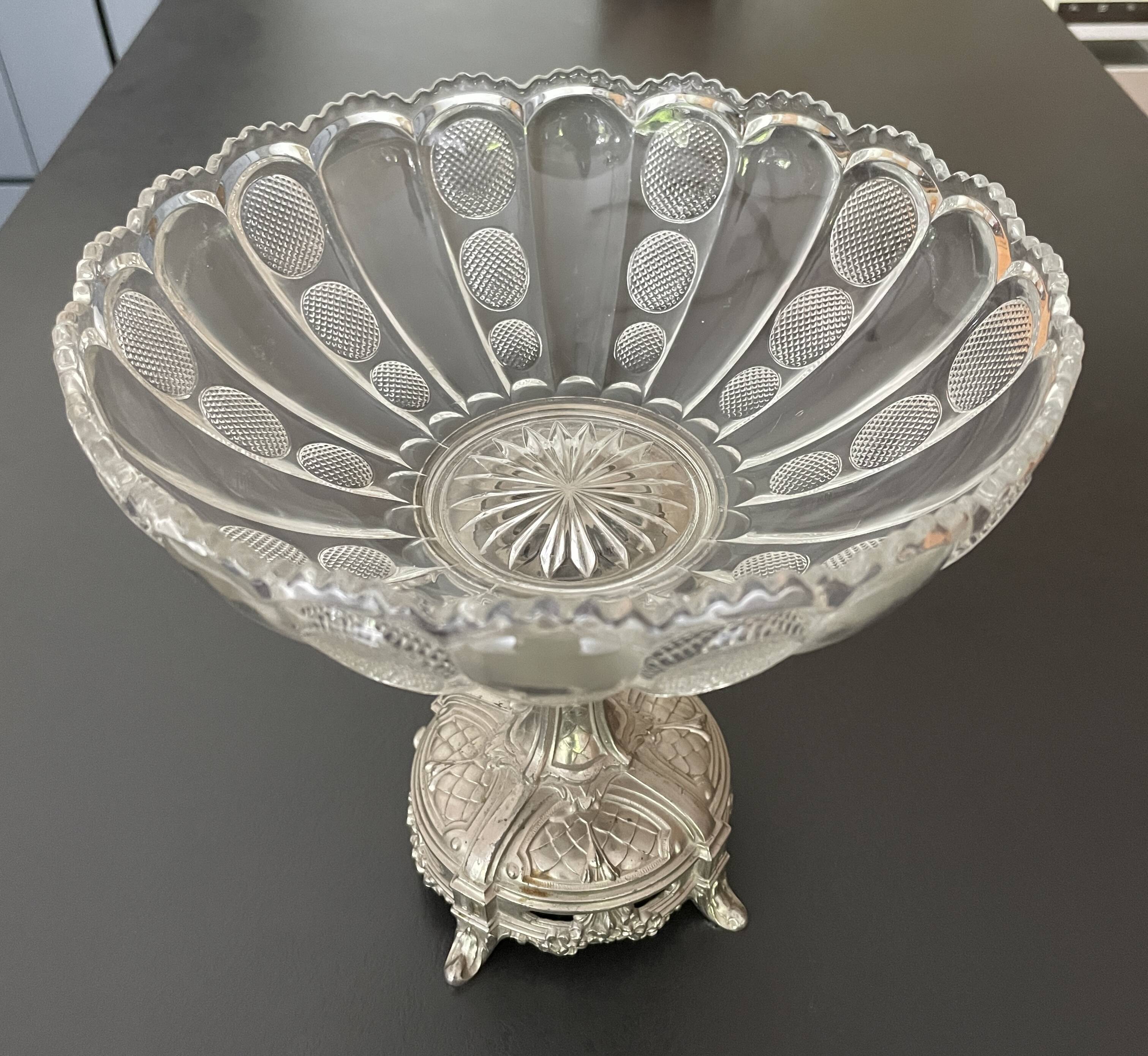 Free-standing fruit bowl