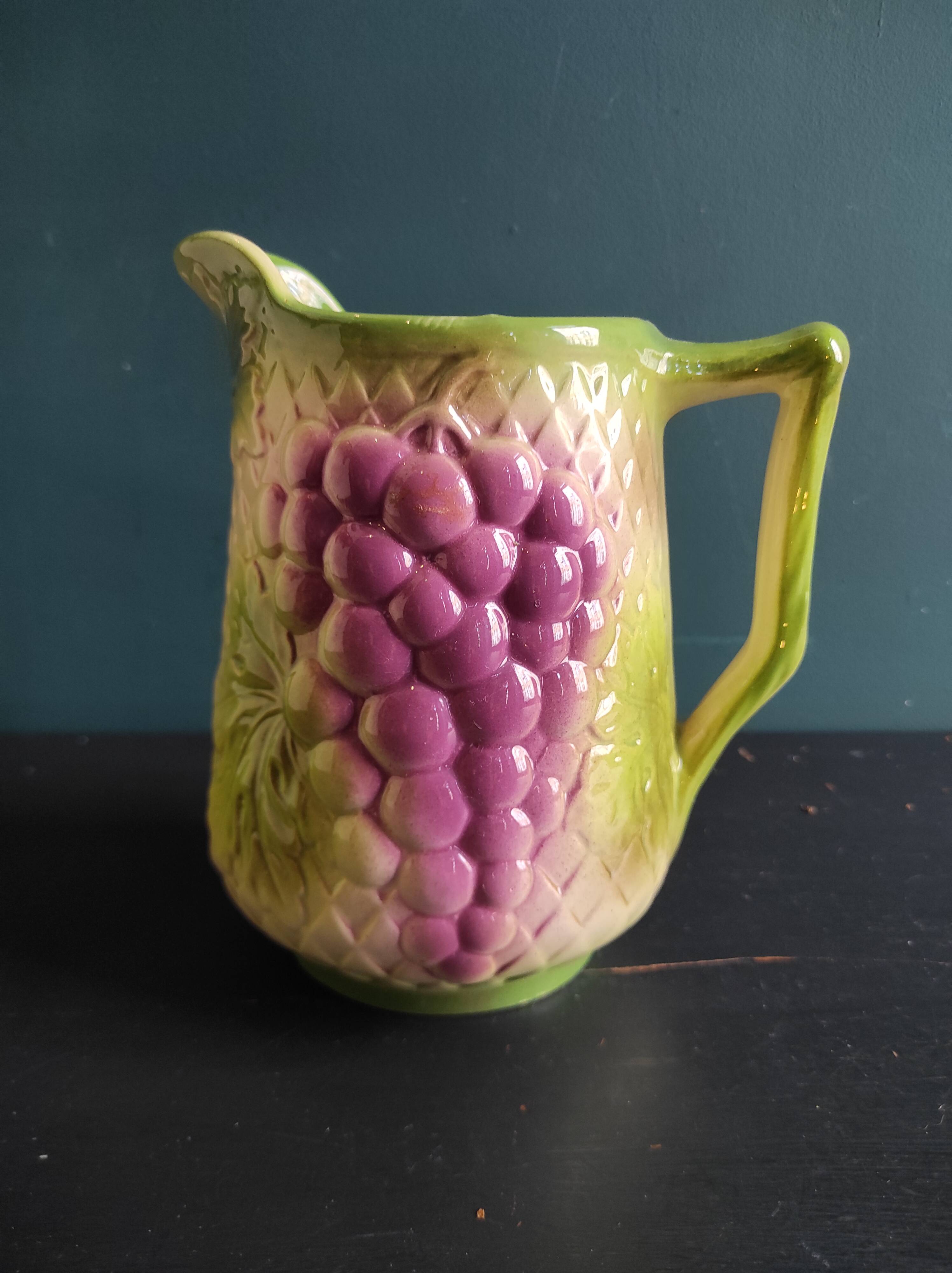 Pichet vintage en barbotine de Saint Clément, France