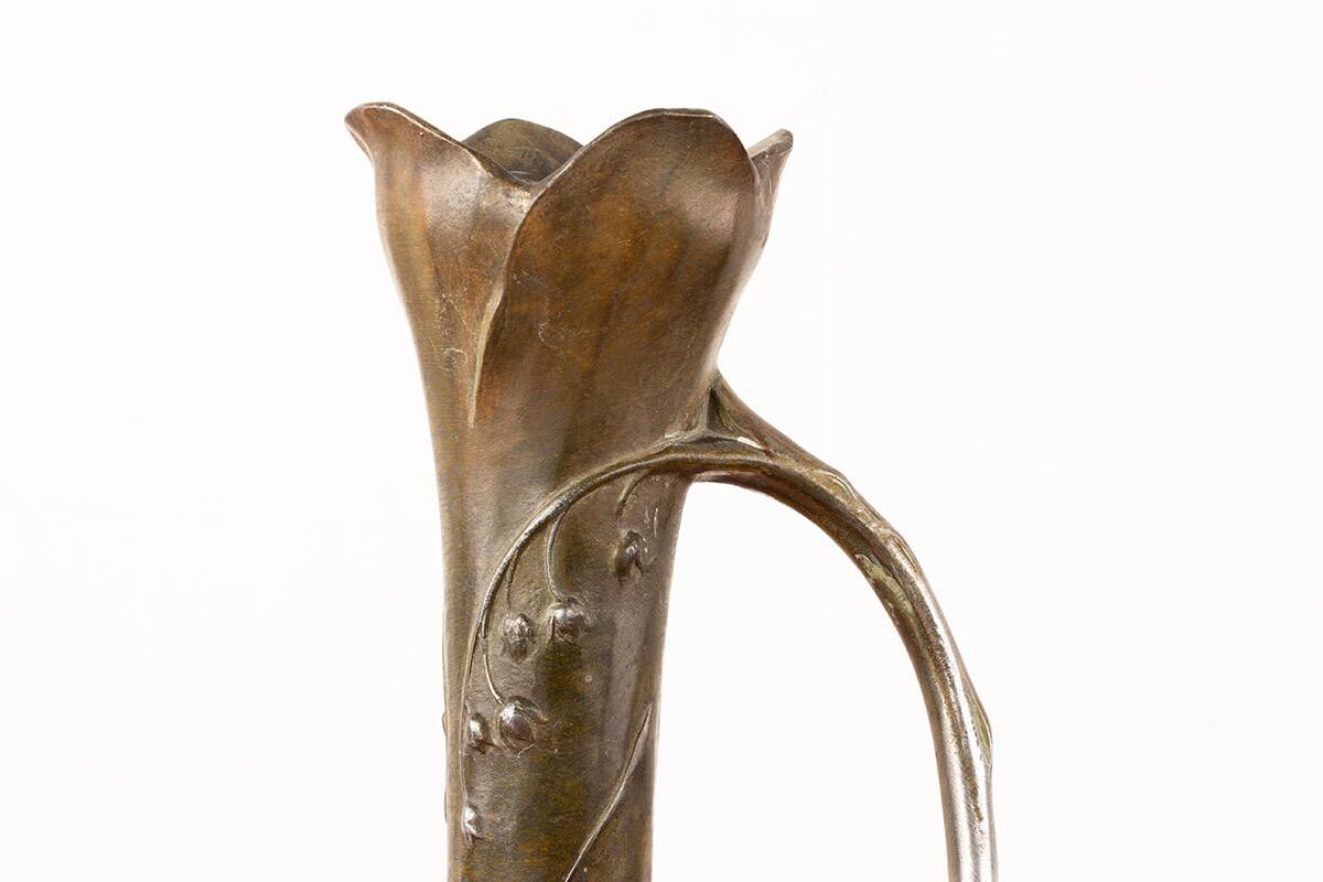 Art Nouveau vase in solid pewter with bronze patina by Louis Chalon 1910.