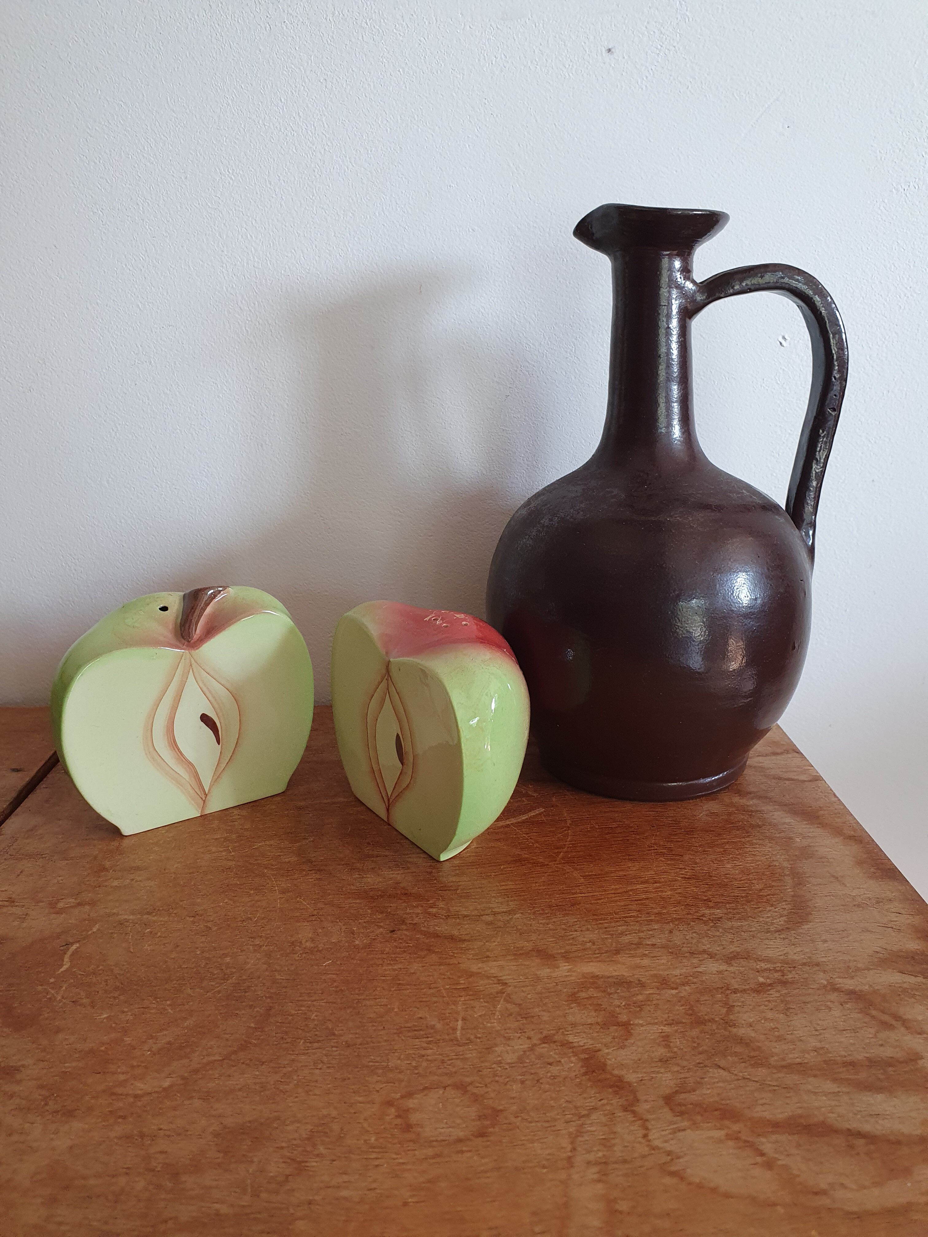 Apple-shaped salt and pepper service