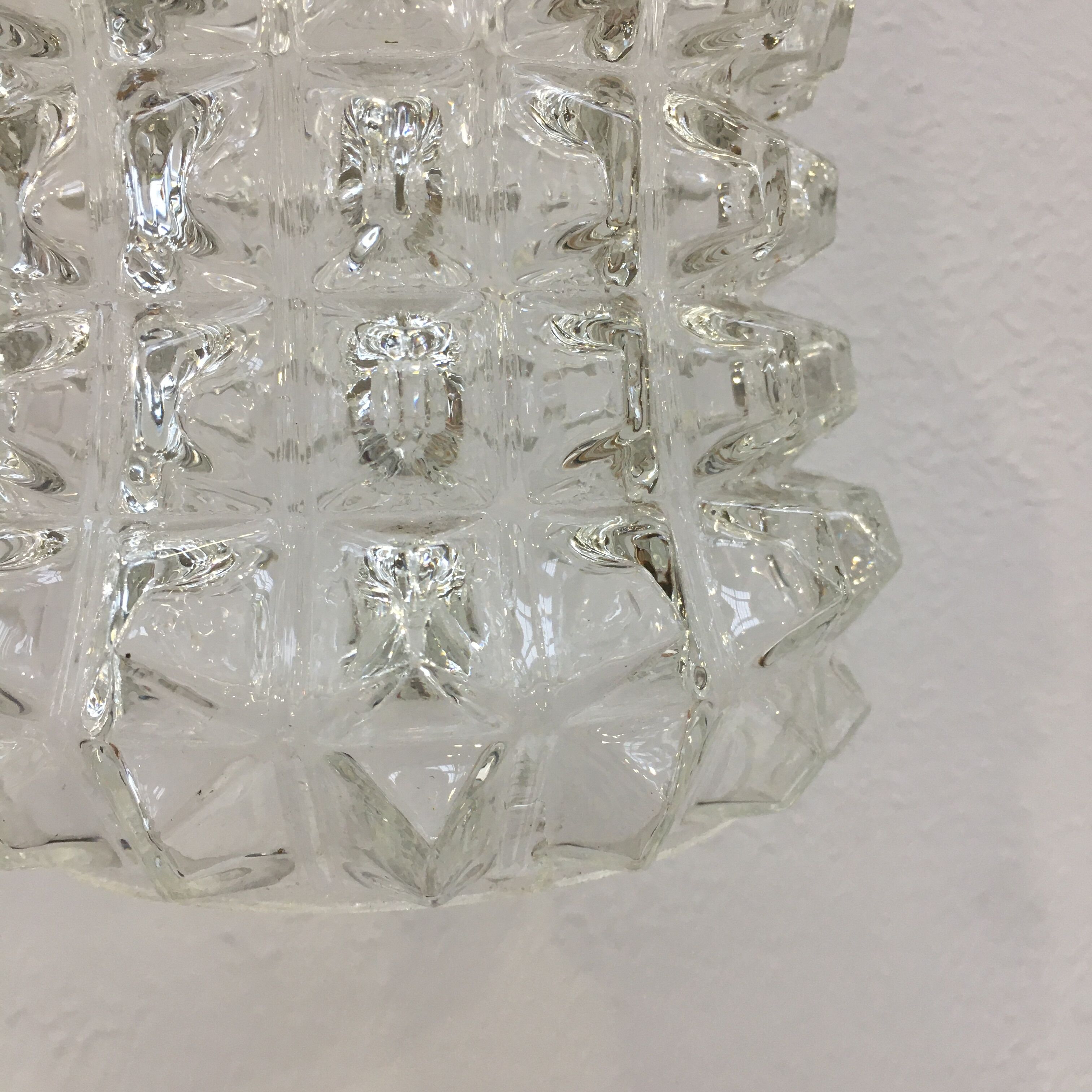 Vintage suspension in transparent diamond tip glass